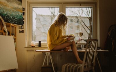 Sitting writing | Orri