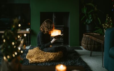 annie-spratt-oIrONSycC2Y-unsplash | Orri Cosy sitting room with a fire.